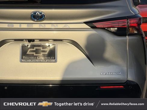 Used 2025 Toyota Sienna Platinum AWD/4WD image 8