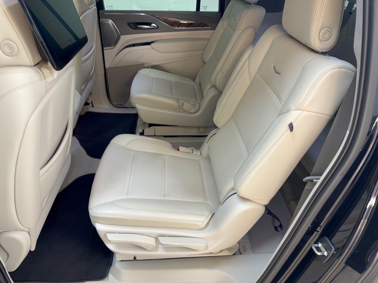 Used 2021 Cadillac Escalade ESV Premium Luxury Platinum AWD/4WD image 25