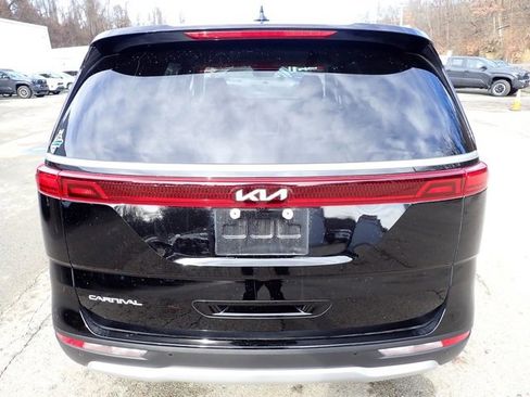 Used 2024 Kia Carnival EX image 4