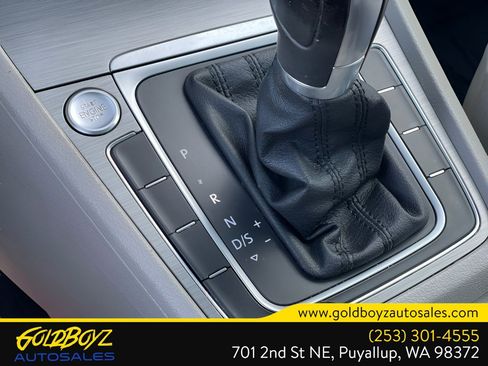 Used 2017 Volkswagen Golf SE image 27