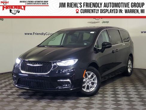 Used 2024 Chrysler Pacifica Touring-L image 1