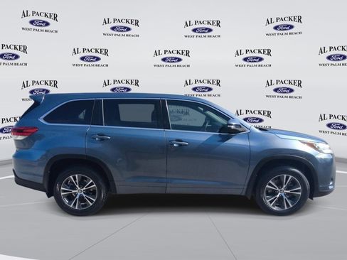 Used 2018 Toyota Highlander LE FWD image 6
