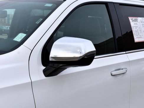 Used 2023 Chevrolet Suburban Premier image 7