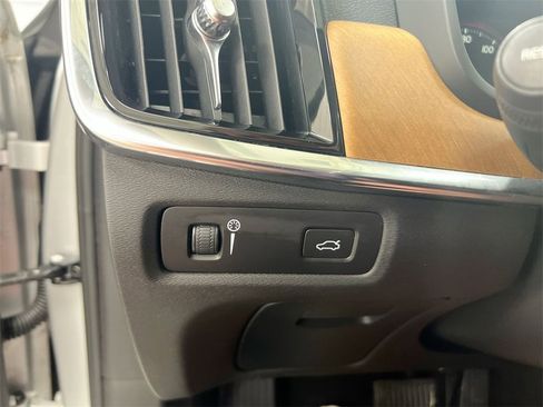 Used 2021 Volvo S90 T6 Momentum image 19