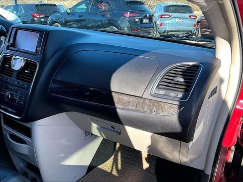 Used 2016 Chrysler Town & Country Touring image 13