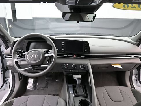 Certified 2026 Hyundai Elantra SE FWD image 10