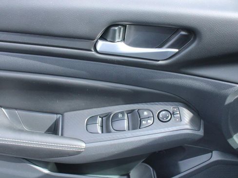 Used 2025 Nissan Altima 2.5 SV image 9