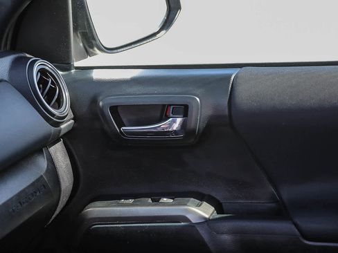 Certified 2019 Toyota Tacoma TRD Sport w/ Technology Package image 21