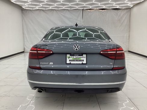 Used 2018 Volkswagen Passat 2.0T R-Line FWD image 10