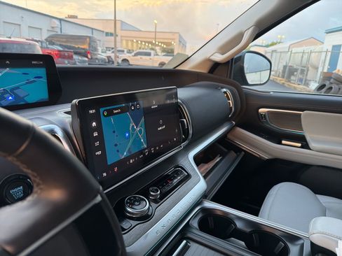 Used 2025 Ford Expedition Platinum image 22