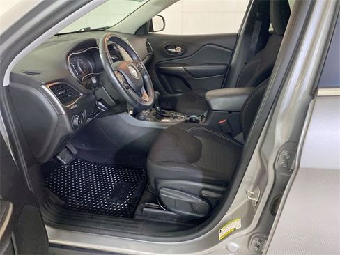 Used 2019 Jeep Cherokee Latitude w/ Cold Weather Group image 24