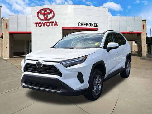 Used 2025 Toyota RAV4 XLE FWD image 1
