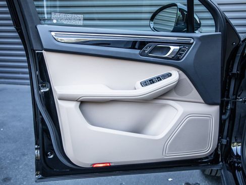 Certified 2025 Porsche Macan image 16