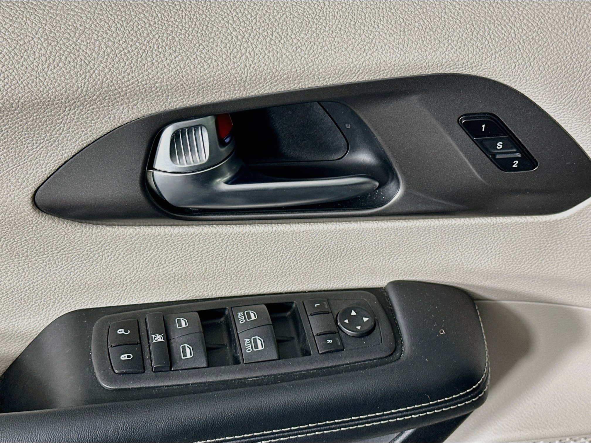 Used 2023 Chrysler Pacifica Touring-L FWD image 15