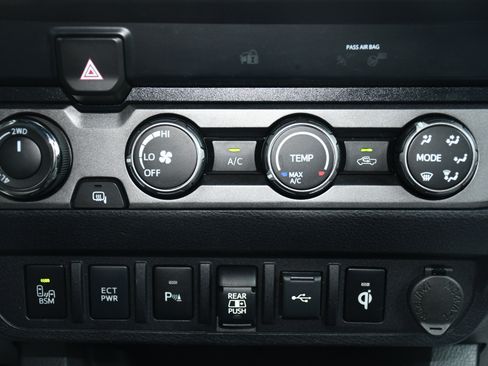 Used 2020 Toyota Tacoma TRD Off-Road image 12