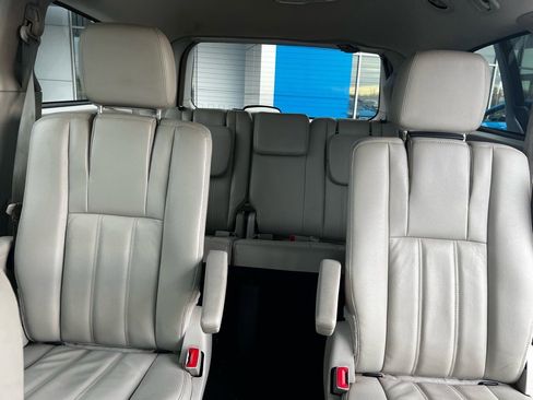 Used 2013 Chrysler Town & Country Touring image 13