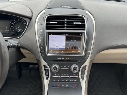 Used 2017 Lincoln MKX Reserve w/ Driver Assistance Package image 16