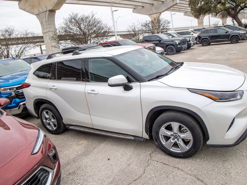 Used 2021 Toyota Highlander LE image 7