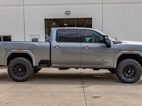 Used 2025 GMC Sierra 2500 AT4 w/ Technology Package AWD/4WD image 11