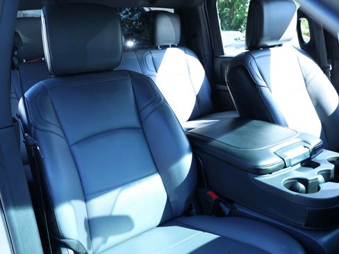 Used 2022 RAM 2500 Tradesman w/ Chrome Appearance Group image 3