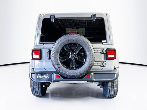 Used 2022 Jeep Wrangler Unlimited Sahara AWD/4WD image 7