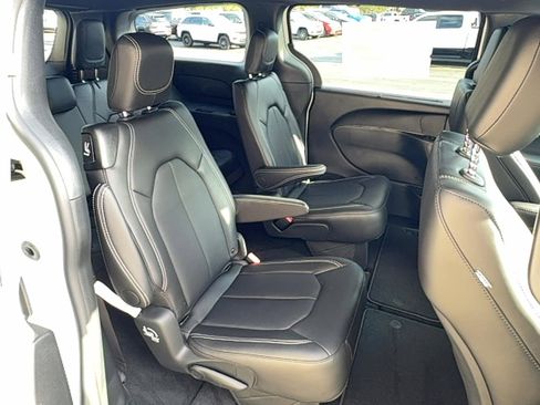 Used 2026 Chrysler Pacifica Select AWD/4WD image 7