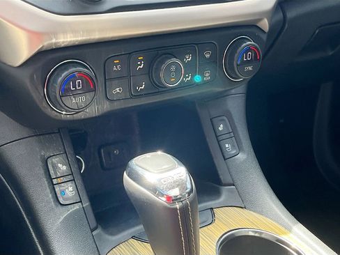 Used 2019 GMC Acadia Denali w/ Technology Package FWD image 16