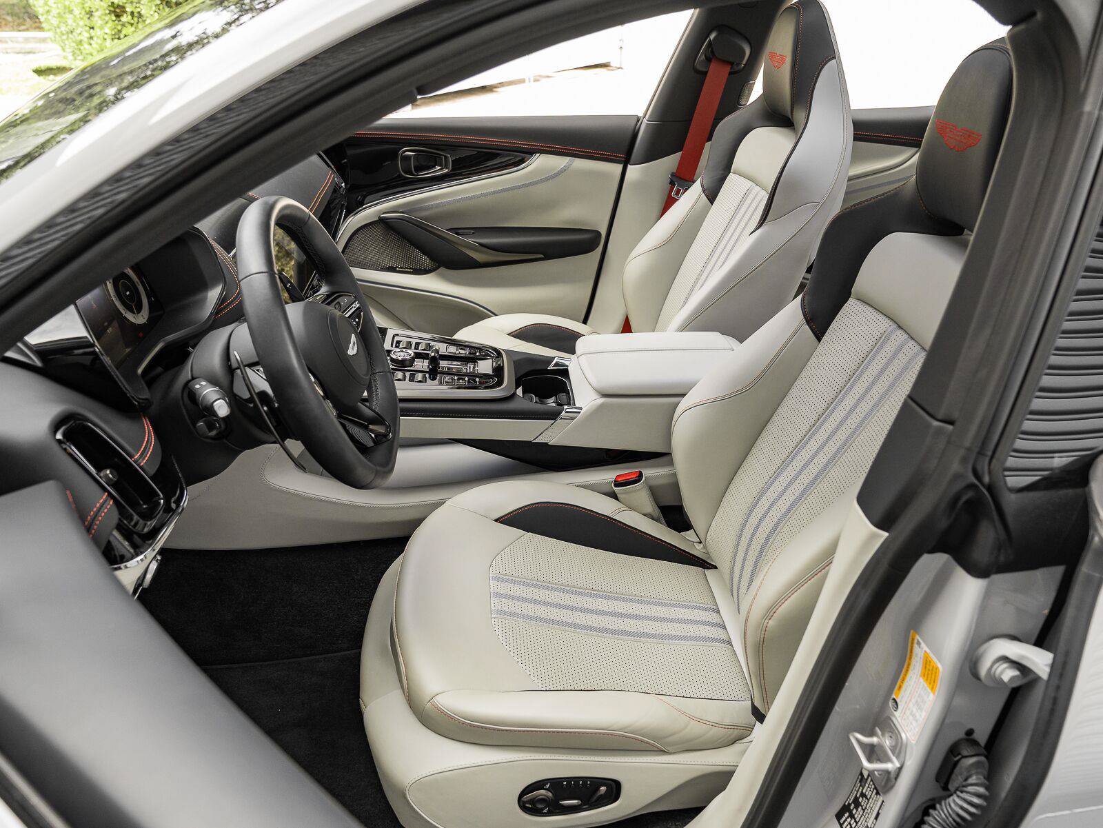 Used 2025 Aston Martin DBX 707 AWD/4WD image 30