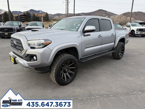 Used 2019 Toyota Tacoma TRD Sport image 2