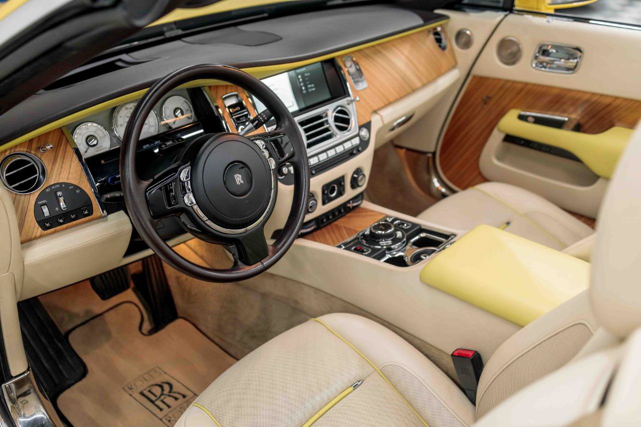 Used 2017 Rolls-Royce Dawn RWD image 2