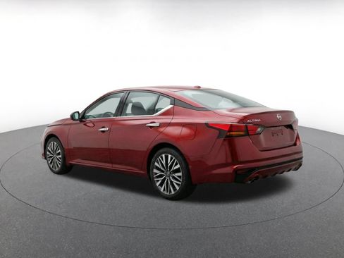 Used 2025 Nissan Altima 2.5 SV FWD image 7
