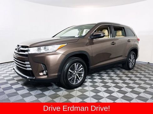 Used 2019 Toyota Highlander XLE FWD image 3