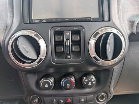 Used 2018 Jeep Wrangler Unlimited Sahara w/ Connectivity Group image 22