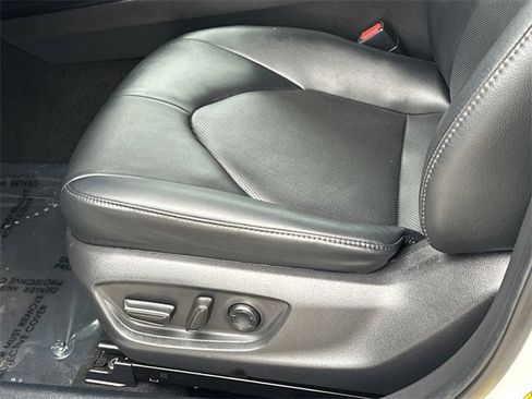 Used 2020 Toyota Camry XLE image 19