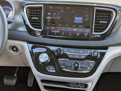 Certified 2024 Chrysler Pacifica Touring-L image 17