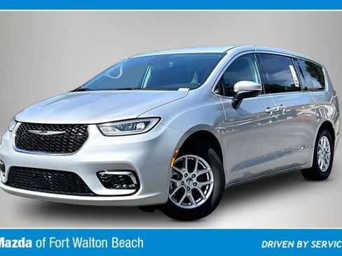 Used 2023 Chrysler Pacifica Touring-L FWD image 2