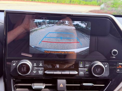 Used 2024 Toyota Highlander XLE FWD image 25