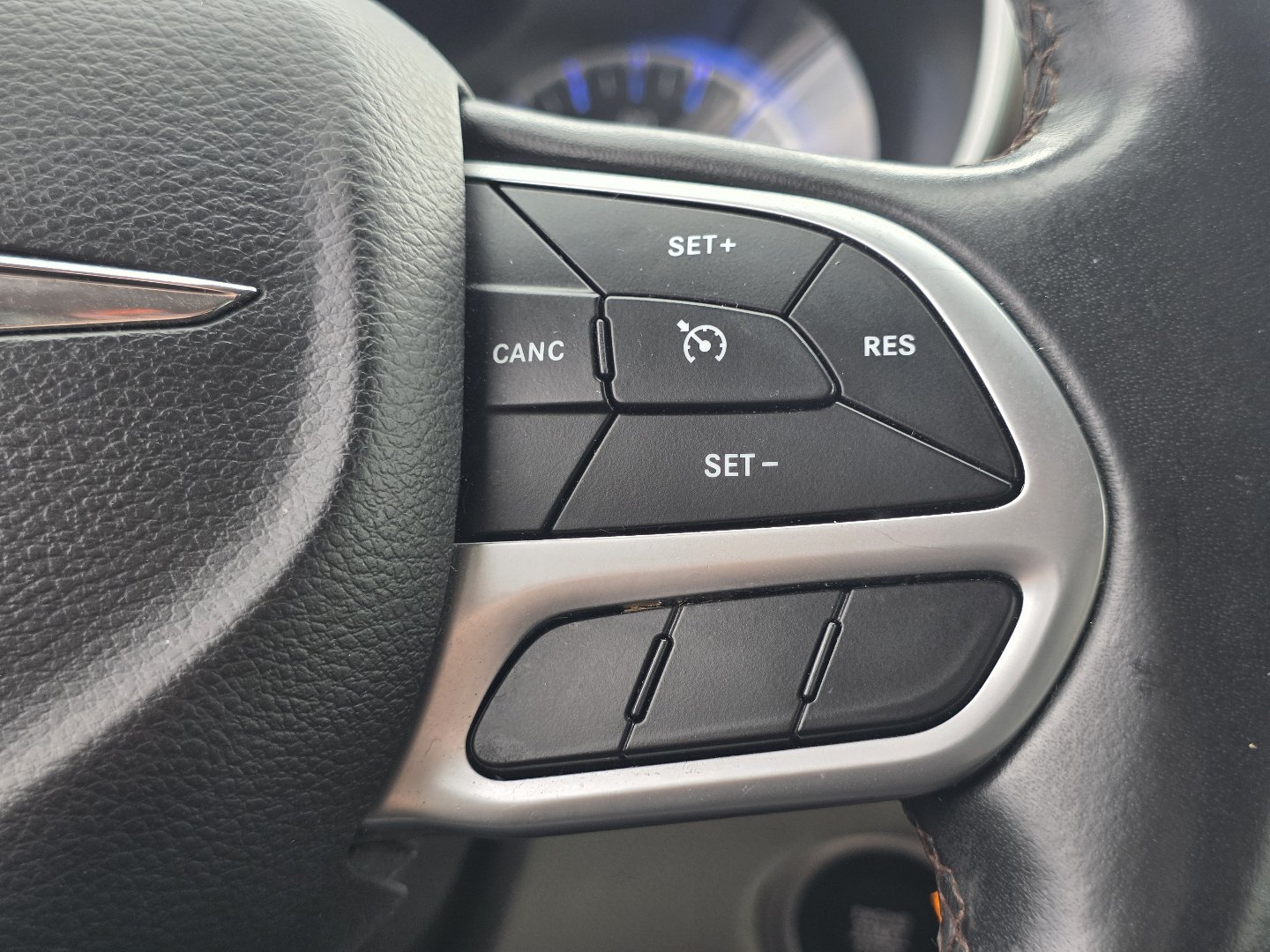 Used 2018 Chrysler Pacifica Touring-L FWD image 28