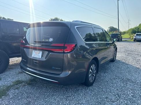 Used 2021 Chrysler Pacifica Touring-L FWD image 5