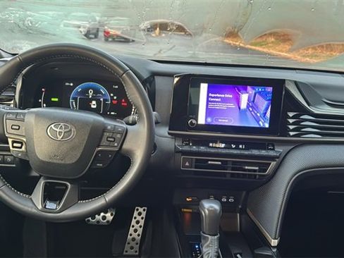 Used 2025 Toyota Camry SE image 11
