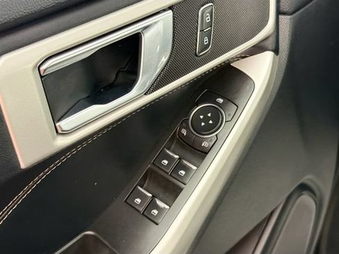 Used 2022 Ford Explorer XLT AWD/4WD image 18