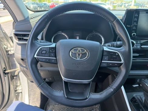 Used 2022 Toyota Highlander LE AWD/4WD image 18