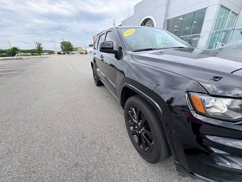Used 2018 Jeep Grand Cherokee Altitude AWD/4WD image 12
