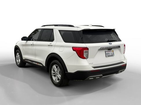 Certified 2022 Ford Explorer XLT w/ Equipment Group 202A image 3