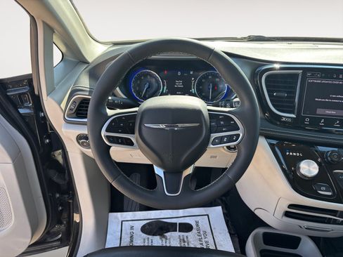 Used 2022 Chrysler Pacifica Touring-L AWD/4WD image 12