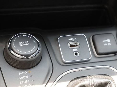 Used 2020 Jeep Cherokee Latitude w/ Cold Weather Group AWD/4WD image 27
