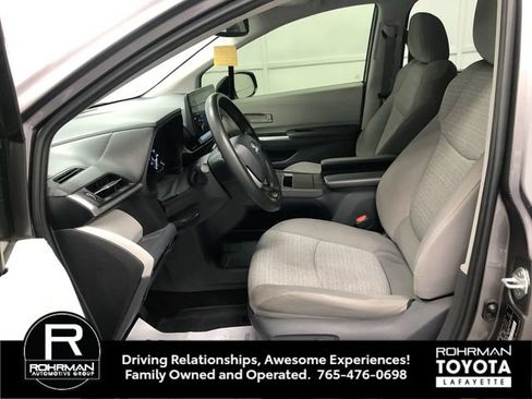 Used 2021 Toyota Sienna LE w/ LE Plus Package FWD image 11