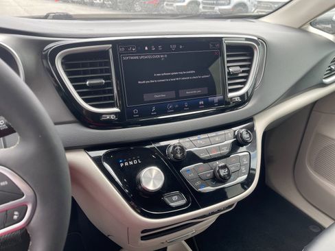 Used 2024 Chrysler Pacifica Touring-L FWD image 21