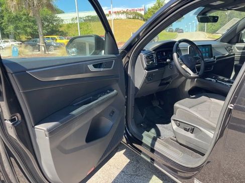 Used 2024 Volkswagen Atlas Cross Sport SE FWD image 4