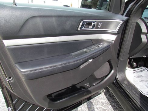 Used 2017 Ford Explorer XLT w/ Equipment Group 202A FWD image 9
